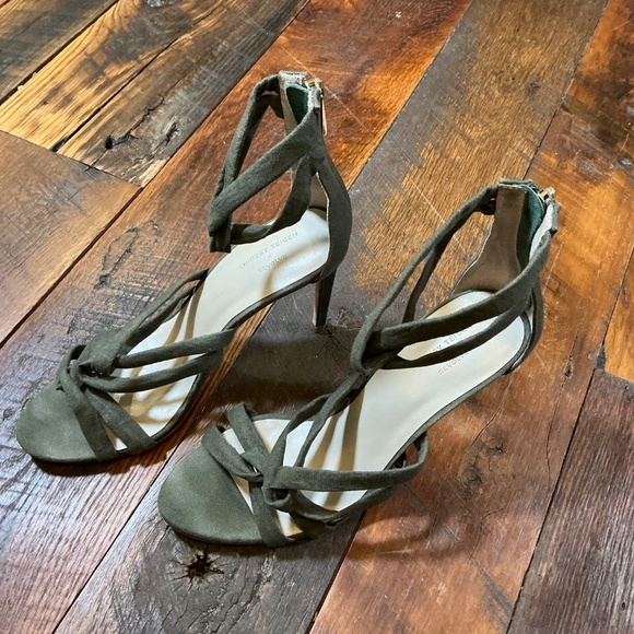 Chrissy Teigen x REVOLVE Marina Olive Green Twist Detail Heels Women’s 9.5 - Picture 4 of 9